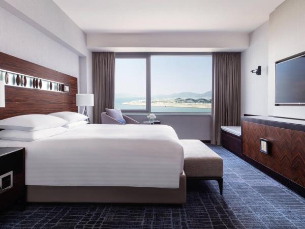 Hong Kong SkyCity Marriott Hotel : photo 6 de la chambre grande suite lit king-size avec accès au salon exécutif - vue sur mer