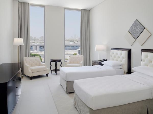 Delta Hotels by Marriott Dubai Investment Park : photo 7 de la chambre two-bedroom connecting family suite with community view, pantry lounge access and shuttle bus to jbr beach and various shopping malls