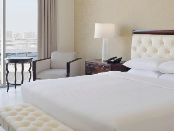 Delta Hotels by Marriott Dubai Investment Park : photo 5 de la chambre executive king room with pantry lounge access and shuttle bus to jbr beach and various shopping malls