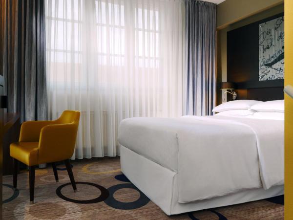 Sheraton Hannover Pelikan Hotel : photo 1 de la chambre classic, guest room, 1 queen, stairway