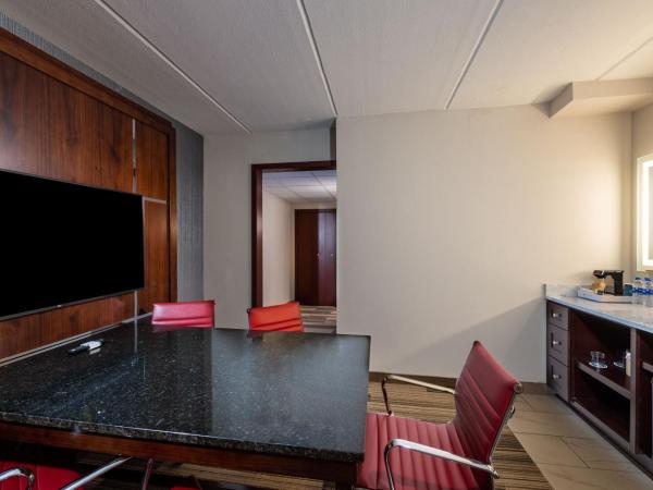 Four Points by Sheraton Atlanta Airport West : photo 3 de la chambre suite lit king-size exécutive