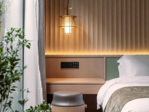 Happy Dragon Courtyard- Newly renovated with French Windows, Near Tian'AnMen Forbidden City,Lama Temple and Heaven Temple, 3minutes walk from Subway,Fluent English speaking with tourist sights tickets service ,Free coffee &laundry Service : photo 4 de la chambre chambre familiale deluxe