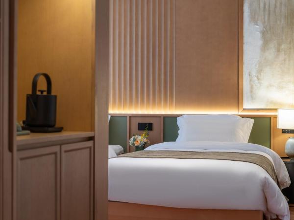 Happy Dragon Courtyard- Newly renovated with French Windows, Near Tian'AnMen Forbidden City,Lama Temple and Heaven Temple, 3minutes walk from Subway,Fluent English speaking with tourist sights tickets service ,Free coffee &laundry Service : photo 5 de la chambre chambre familiale deluxe