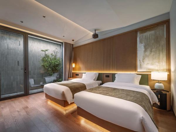 Happy Dragon Courtyard- Newly renovated with French Windows, Near Tian'AnMen Forbidden City,Lama Temple and Heaven Temple, 3minutes walk from Subway,Fluent English speaking with tourist sights tickets service ,Free coffee &laundry Service : photo 8 de la chambre chambre familiale deluxe