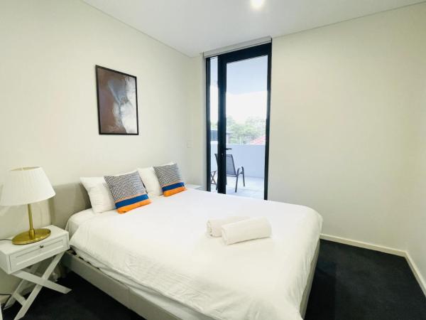 SPR Serivce Apartment Parramatta 3 bedrooms, 2 carspaces : photo 1 de la chambre appartement avec balcon