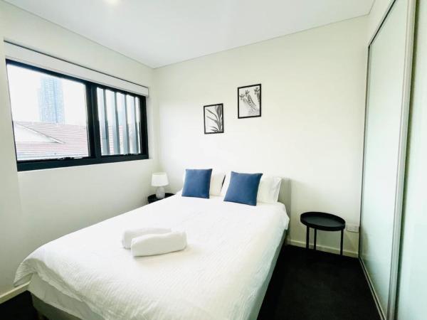 SPR Serivce Apartment Parramatta 3 bedrooms, 2 carspaces : photo 6 de la chambre appartement avec balcon