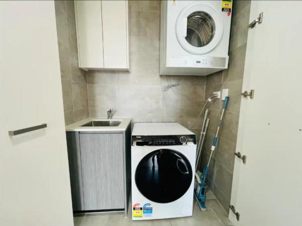 SPR Serivce Apartment Parramatta 3 bedrooms, 2 carspaces : photo 7 de la chambre appartement avec balcon