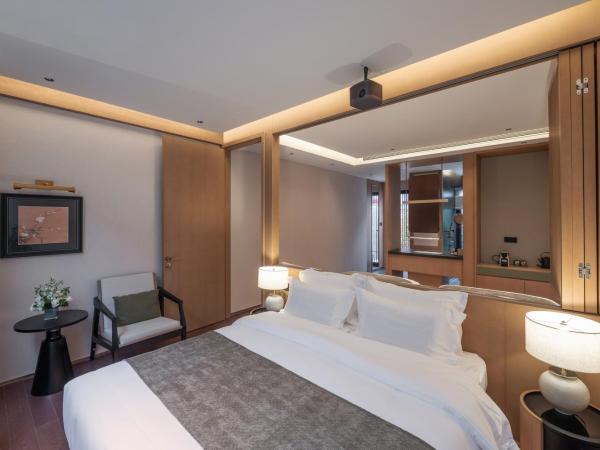 Happy Dragon Courtyard- Newly renovated with French Windows, Near Tian'AnMen Forbidden City,Lama Temple and Heaven Temple, 3minutes walk from Subway,Fluent English speaking with tourist sights tickets service ,Free coffee &laundry Service : photo 6 de la chambre suite 2 chambres