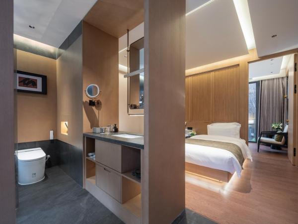 Happy Dragon Courtyard- Newly renovated with French Windows, Near Tian'AnMen Forbidden City,Lama Temple and Heaven Temple, 3minutes walk from Subway,Fluent English speaking with tourist sights tickets service ,Free coffee &laundry Service : photo 1 de la chambre suite 2 chambres