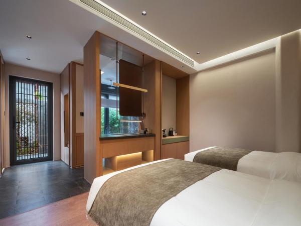 Happy Dragon Courtyard- Newly renovated with French Windows, Near Tian'AnMen Forbidden City,Lama Temple and Heaven Temple, 3minutes walk from Subway,Fluent English speaking with tourist sights tickets service ,Free coffee &laundry Service : photo 2 de la chambre suite 2 chambres