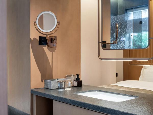 Happy Dragon Courtyard- Newly renovated with French Windows, Near Tian'AnMen Forbidden City,Lama Temple and Heaven Temple, 3minutes walk from Subway,Fluent English speaking with tourist sights tickets service ,Free coffee &laundry Service : photo 7 de la chambre suite 2 chambres