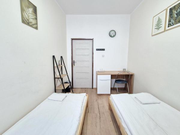 PINI HOSTEL - Przytulne pokoje w centrum Krakowa : photo 5 de la chambre chambre lits jumeaux standard