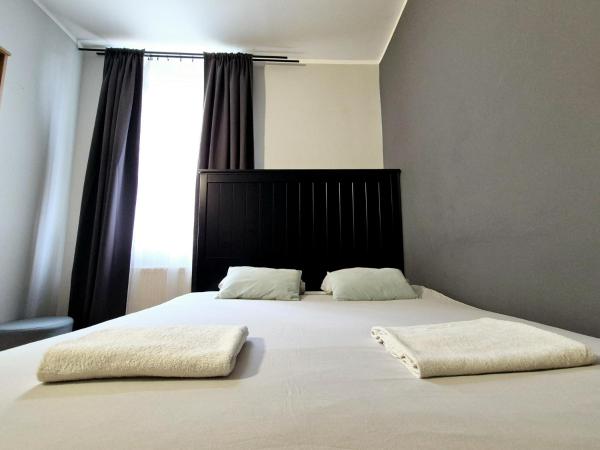 PINI HOSTEL - Przytulne pokoje w centrum Krakowa : photo 4 de la chambre chambre lit king-size