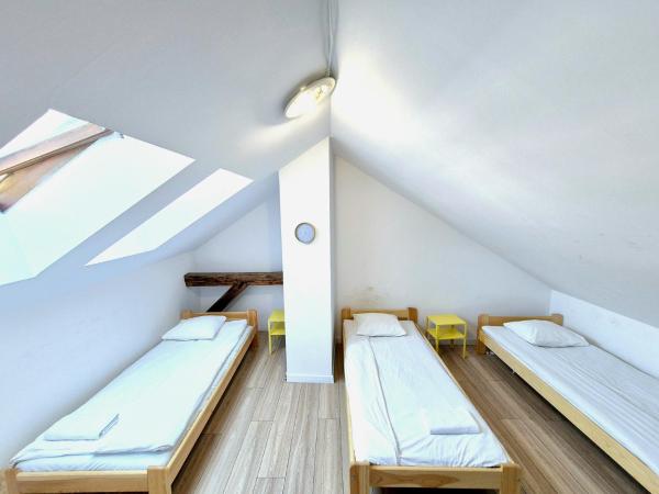 PINI HOSTEL - Przytulne pokoje w centrum Krakowa : photo 4 de la chambre chambre triple