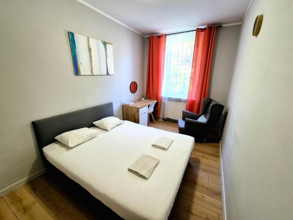 PINI HOSTEL - Przytulne pokoje w centrum Krakowa : photo 3 de la chambre grande chambre double 