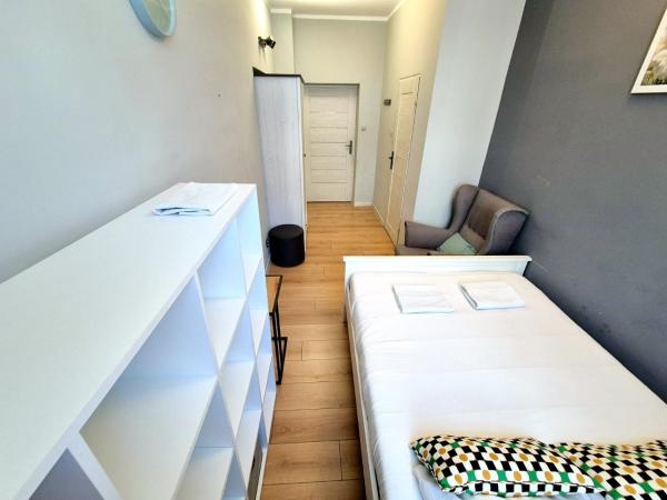 PINI HOSTEL - Przytulne pokoje w centrum Krakowa : photo 2 de la chambre chambre double avec salle de bains privative