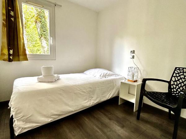 Les Chalets du Périgord : photo 9 de la chambre chambre familiale