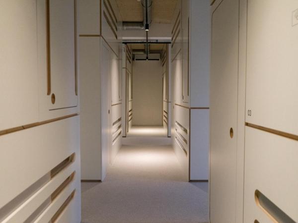 soom Salzburg I Kapselhotel : photo 3 de la chambre chambre double avec salle de bains commune