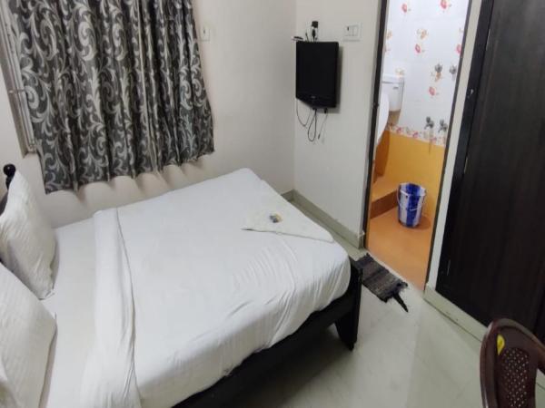 SPOT ON The Grand Guest House Near PVR Cinemas Skywalk : photo 8 de la chambre chambre double standard avec ventilateur