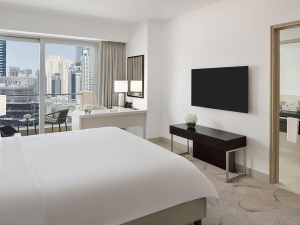 JW Marriott Hotel Marina : photo 4 de la chambre deluxe marina view room, king bed, including direct access to dubai marina mall & marina walk