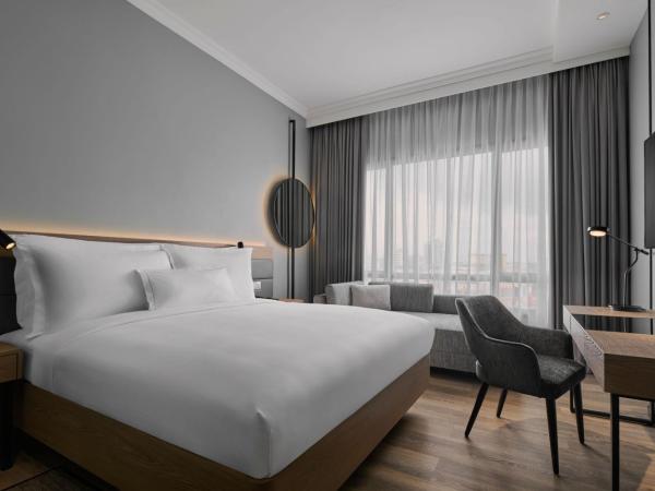 AC Hotel by Marriott Kuantan : photo 6 de la chambre premium king, guest room, 1 king, sofa bed