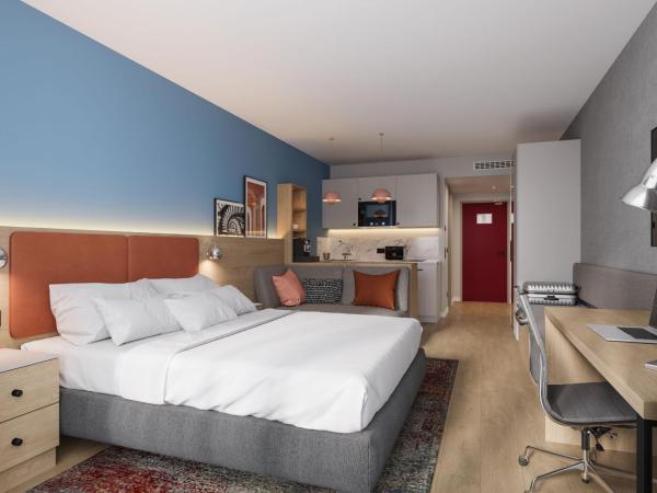 Residence Inn by Marriott Munich Central : photo 5 de la chambre studio lit king-size supérieur avec canapé-lit et balcon