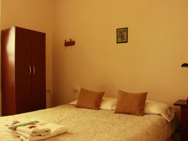 Sabatico Travelers Hostel & Guesthouse : photo 5 de la chambre chambre double avec salle de bains commune