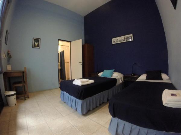 Sabatico Travelers Hostel & Guesthouse : photo 2 de la chambre chambre double avec salle de bains privative
