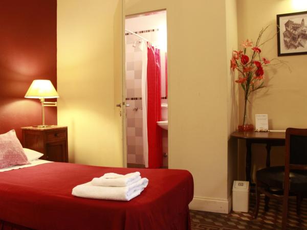 Sabatico Travelers Hostel & Guesthouse : photo 4 de la chambre chambre double avec salle de bains privative