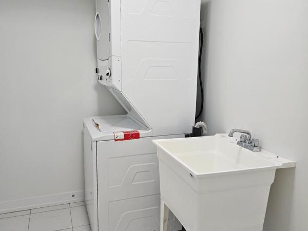 Private Room with Full Bathroom in the centre of Toronto, ON, Canada : photo 4 de la chambre chambre lits jumeaux avec salle de bains