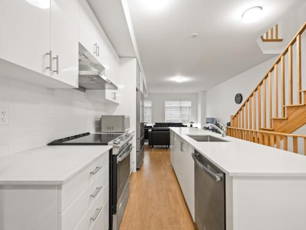 Private Room with Full Bathroom in the centre of Toronto, ON, Canada : photo 5 de la chambre chambre lits jumeaux avec salle de bains