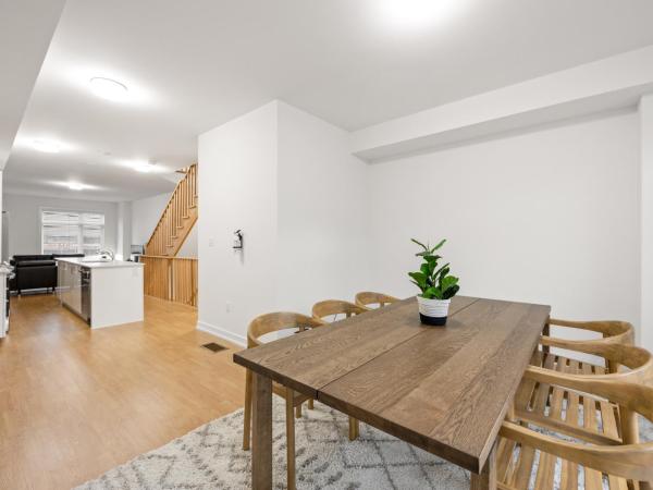 Private Room with Full Bathroom in the centre of Toronto, ON, Canada : photo 10 de la chambre chambre lits jumeaux avec salle de bains