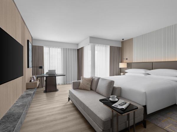 Marriott Executive Apartments, Bangkok Townhall Sukhumvit : photo 1 de la chambre studio lit king-size avec balcon - vue sur ville