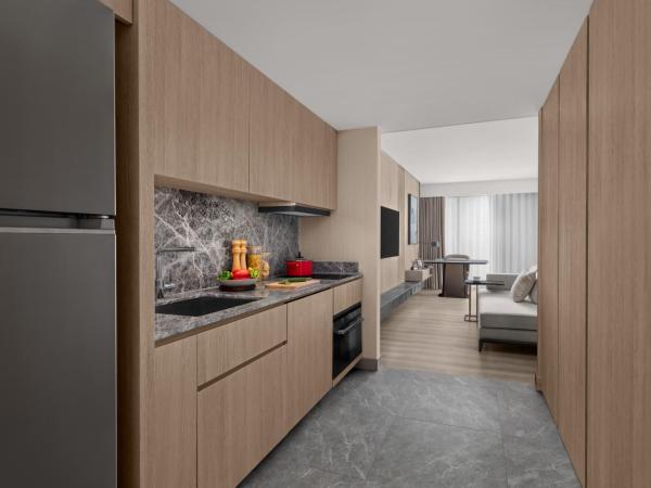 Marriott Executive Apartments, Bangkok Townhall Sukhumvit : photo 2 de la chambre studio lit king-size avec balcon - vue sur ville