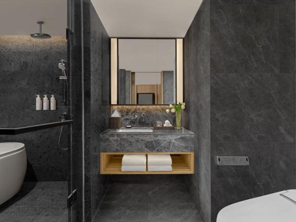 Marriott Executive Apartments, Bangkok Townhall Sukhumvit : photo 3 de la chambre studio lit king-size avec balcon - vue sur ville