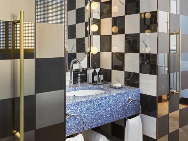 W Budapest : photo 9 de la chambre chambre lit king-size wonderful - vue sur ville