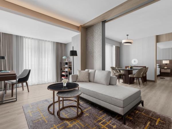 Marriott Executive Apartments, Bangkok Townhall Sukhumvit : photo 1 de la chambre one-bedroom apartment with king bed and balcony - city view