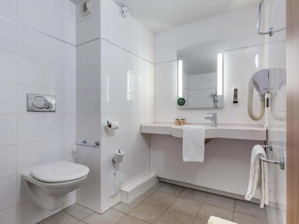 B&B HOTEL Chartres Centre Cathédrale : photo 5 de la chambre chambre double - accessible aux personnes à mobilité réduite