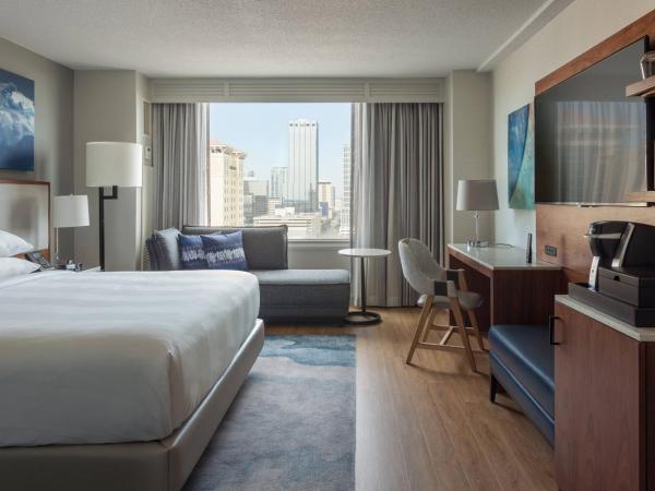 Tampa Marriott Water Street : photo 4 de la chambre hébergement lit king size - accès au salon concierge