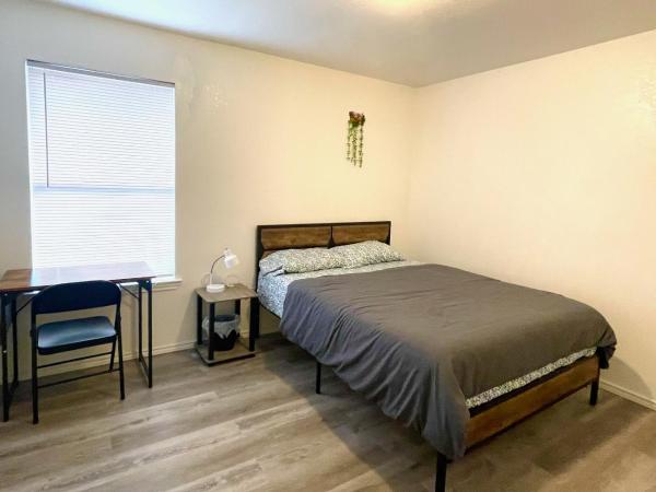 Private room near downtown dallas9 : photo 1 de la chambre chambre double avec salle de bains commune