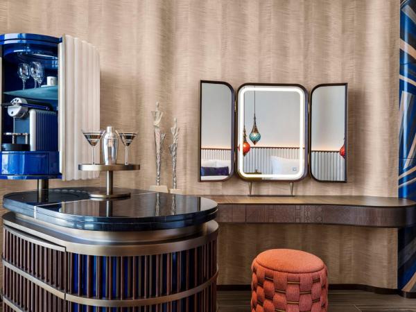 W Dubai - Mina Seyahi, Adults Only : photo 9 de la chambre hébergement fantastique lits jumeaux avec balcon - vue sur mer