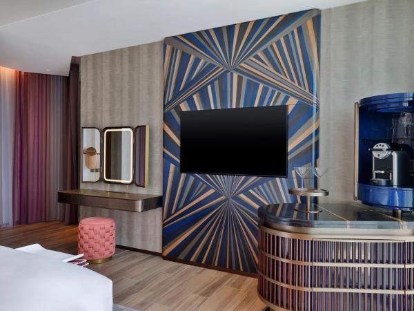 W Dubai - Mina Seyahi, Adults Only : photo 4 de la chambre magnifique hébergement lit king-size d’angle - vue panoramique sur mer