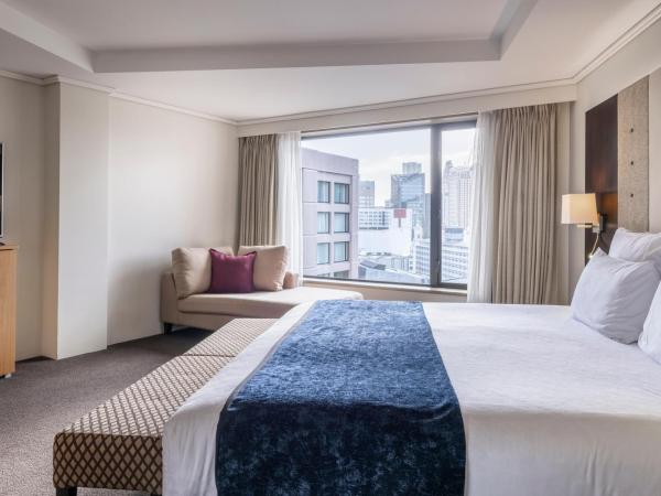 Grand Millennium Auckland : photo 4 de la chambre suite junior lit king-size avec balcon et accès au salon club
