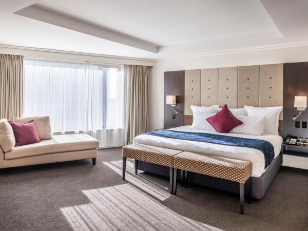 Grand Millennium Auckland : photo 1 de la chambre suite junior lit king-size avec balcon et accès au salon club