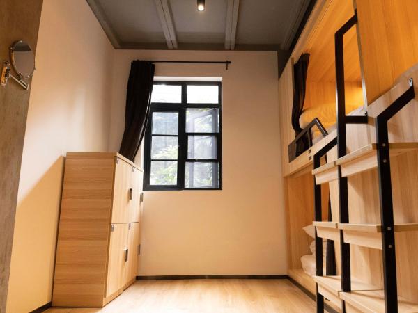 Chongqing Desti Youth Park Hostel People's Liberation Monument : photo 6 de la chambre bed in 4-beds male dormitory room