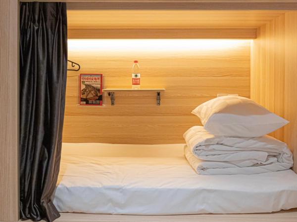 Chongqing Desti Youth Park Hostel People's Liberation Monument : photo 7 de la chambre bed in 4-beds male dormitory room