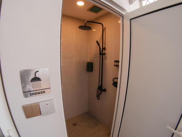 Concrete Jungle Cabin : photo 8 de la chambre chambre familiale