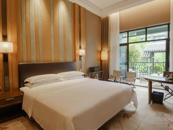 Sheraton Grand Hangzhou Wetland Park Resort : photo 1 de la chambre glamping king room with balcony