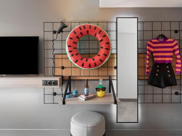 Moxy La Ciotat : photo 2 de la chambre chambre lit queen-size moxy sleeper avec balcon