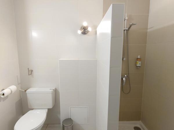 greet hotel Grenoble Centre Gare : photo 2 de la chambre chambre familiale pop (5 personnes)